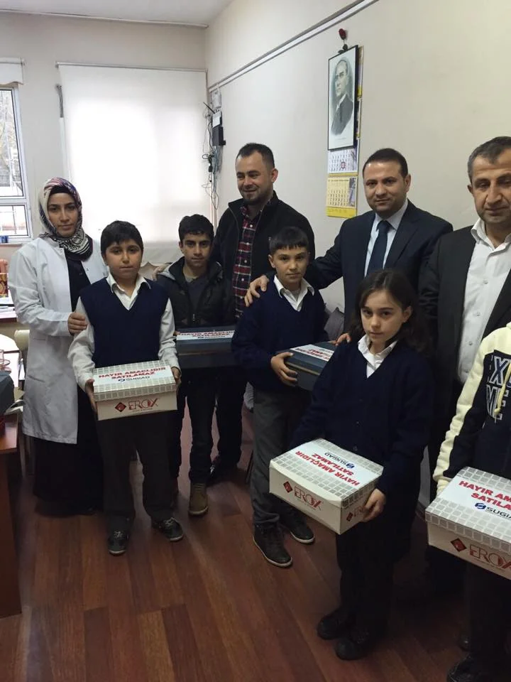 SUGİAD'dan İhtiyaç Sahibi Öğrencilere Ayakkabı Desteği